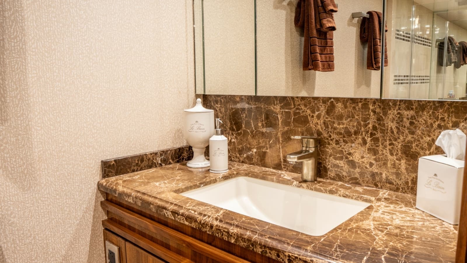 2020 Viking 92 Skybridge - Photo 39