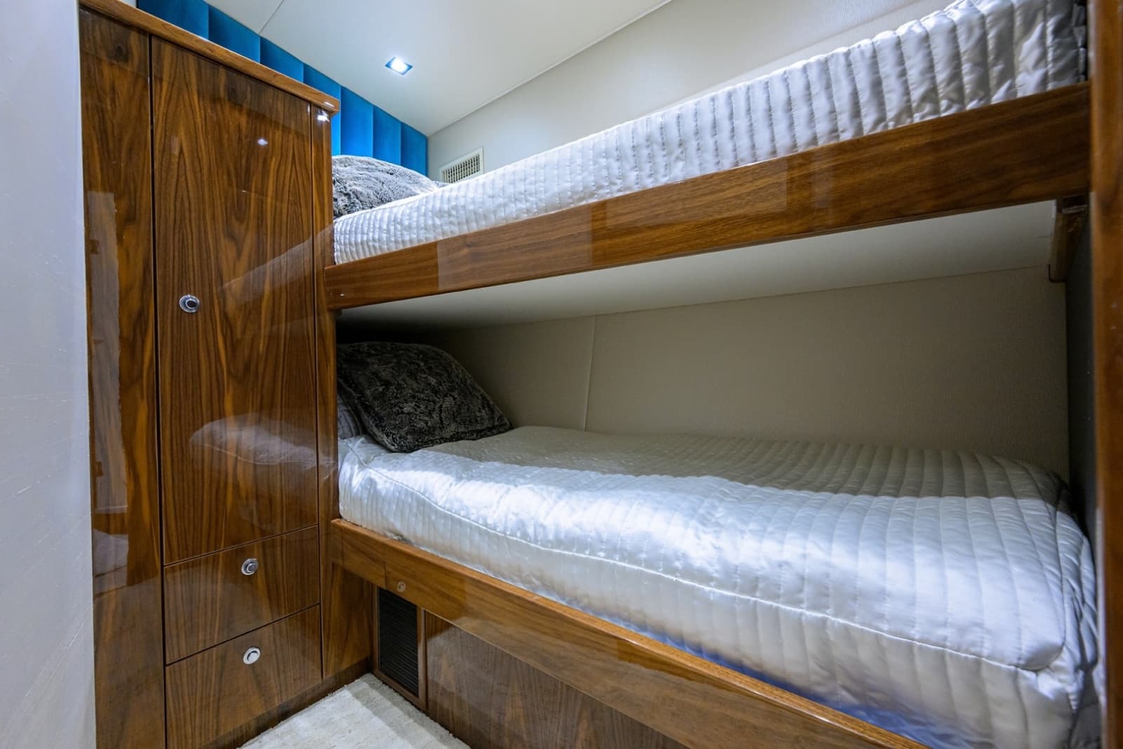 2023 Viking 80 Skybridge - Photo 23