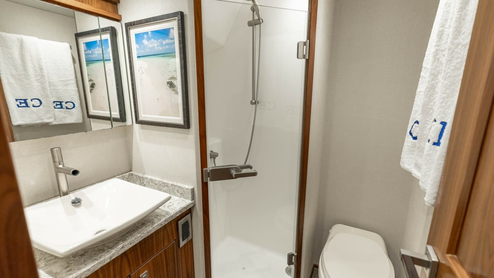 2016 Viking 80 Convertible - Photo 40