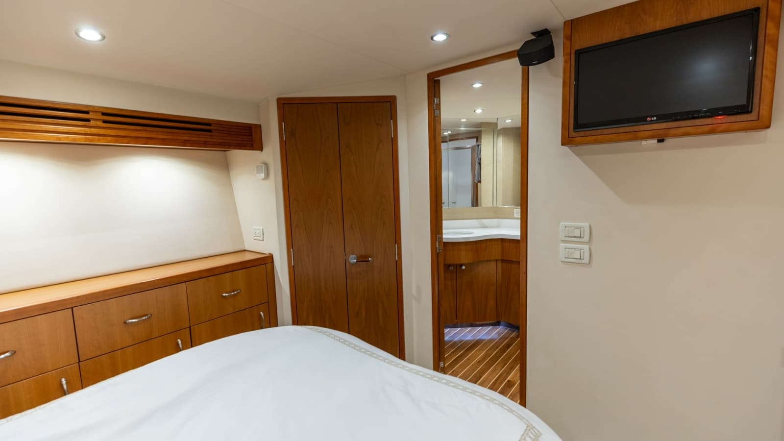 2010 Hatteras 60 GT - Photo 17