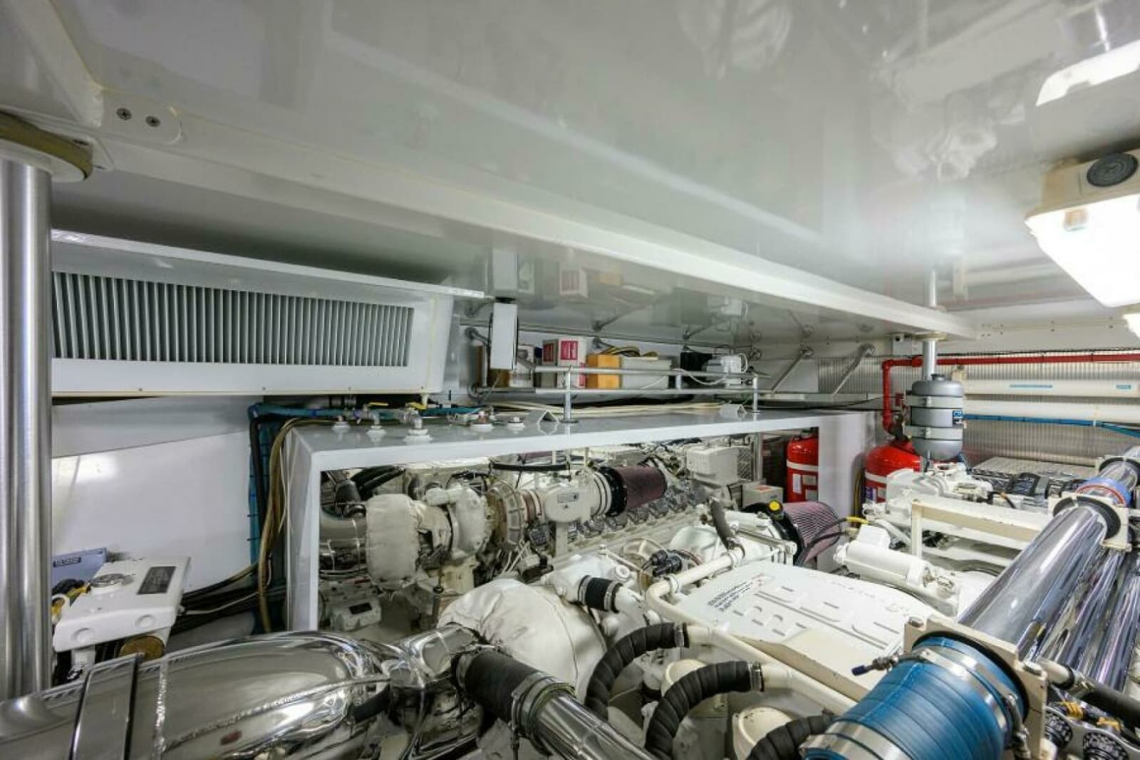 2004 Sea Force IX 82 Enclosed Bridge - Photo 8