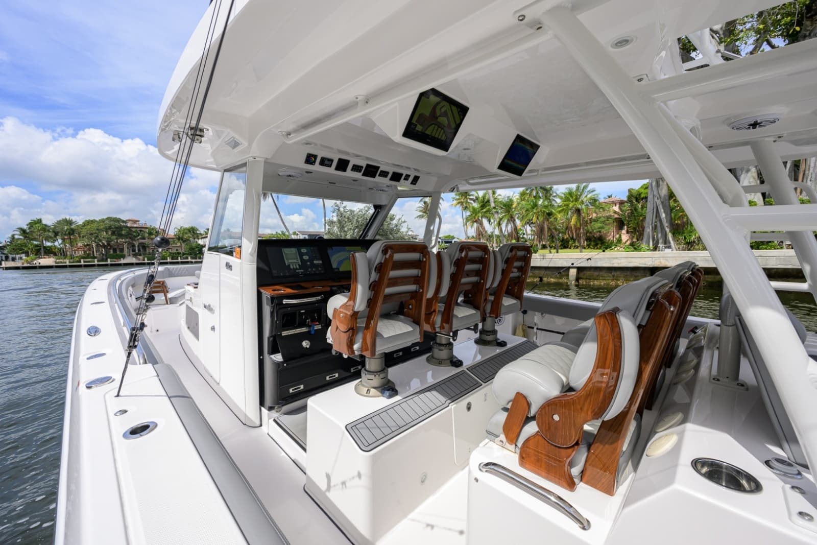2023 Everglades 455 Center Console - Photo 8