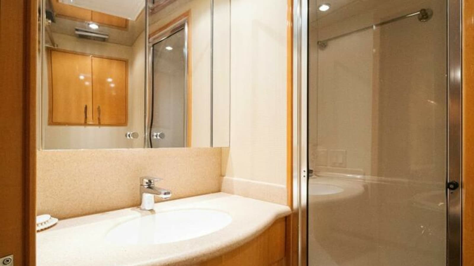 2003 Hatteras 54 Convertible - Photo 23