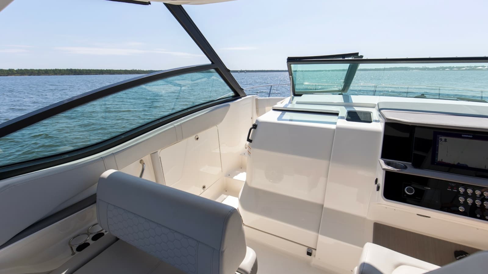 2022 Sea Ray 320 Sundancer OB - Photo 15