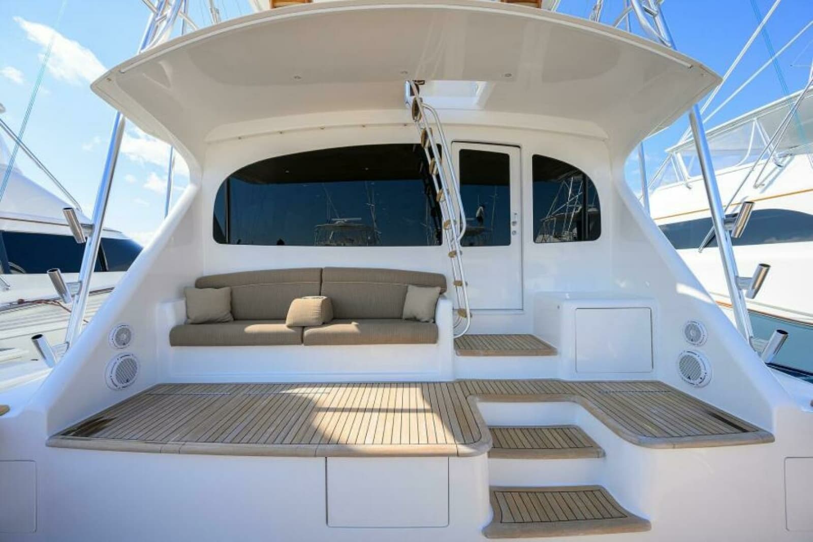 2013 Viking 82 Convertible - Photo 46