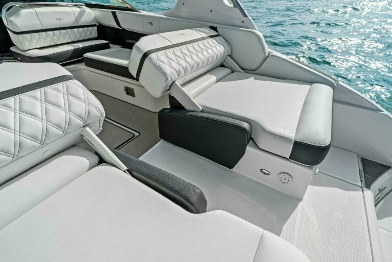 2023 Regal 29 OBX - Photo 8