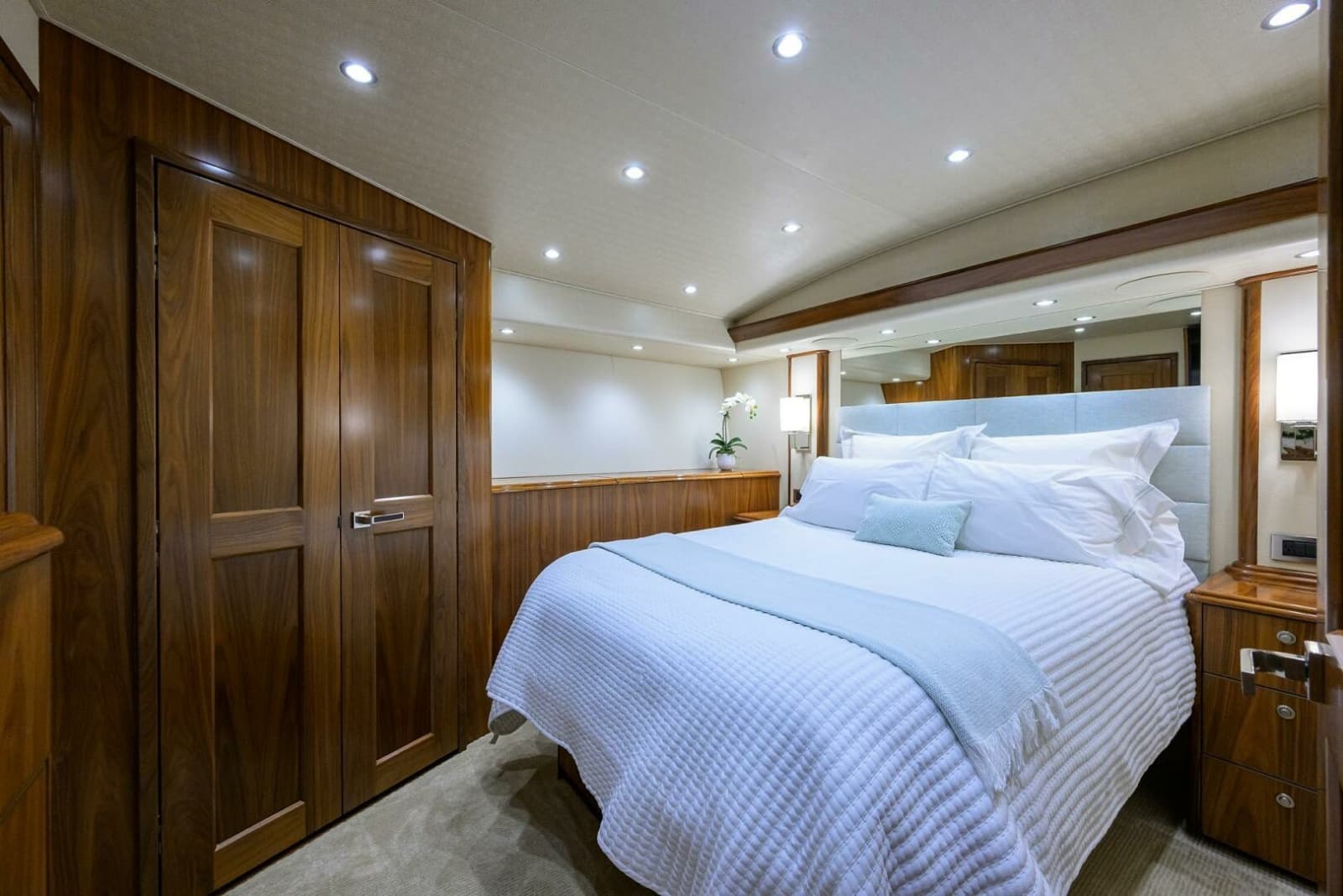 2017 Viking 92 Enclosed Bridge - Photo 60