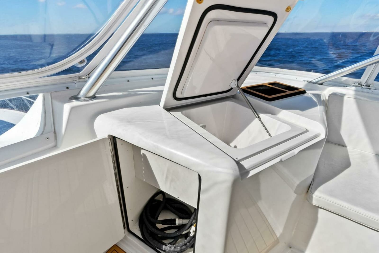 2002 Viking 65 Convertible - Photo 60
