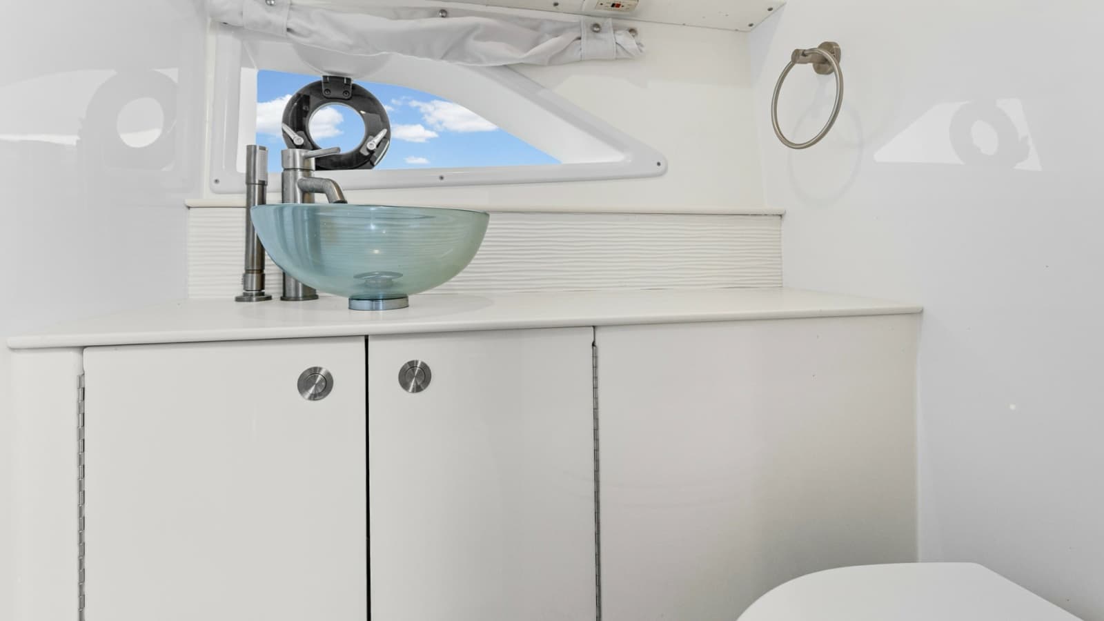 2022 Sea Ray 320 Sundancer OB - Photo 10