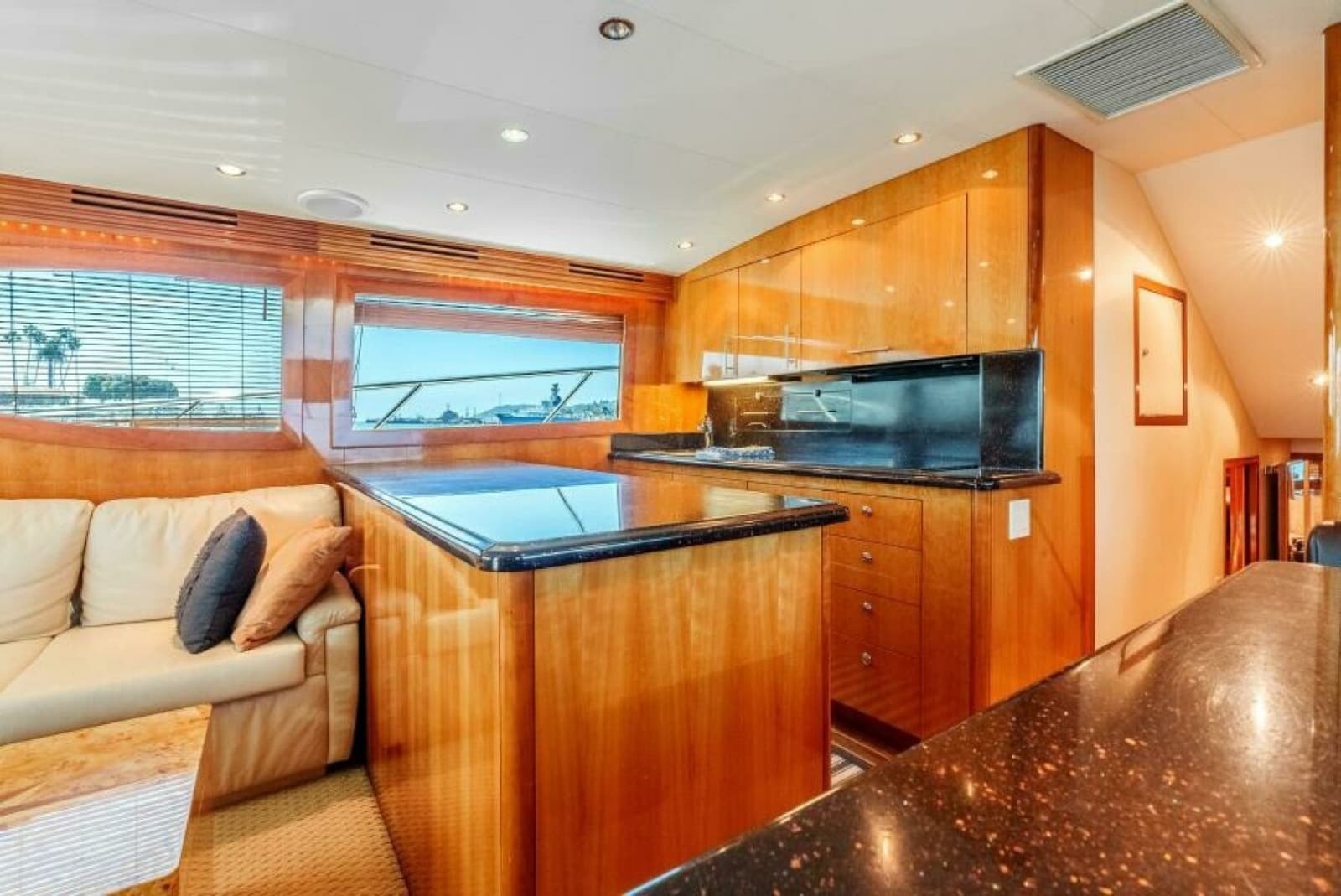 2004 Hatteras 54 Convertible - Photo 11