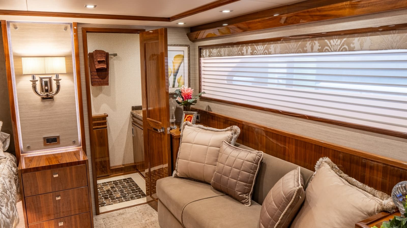 2020 Viking 92 Skybridge - Photo 35