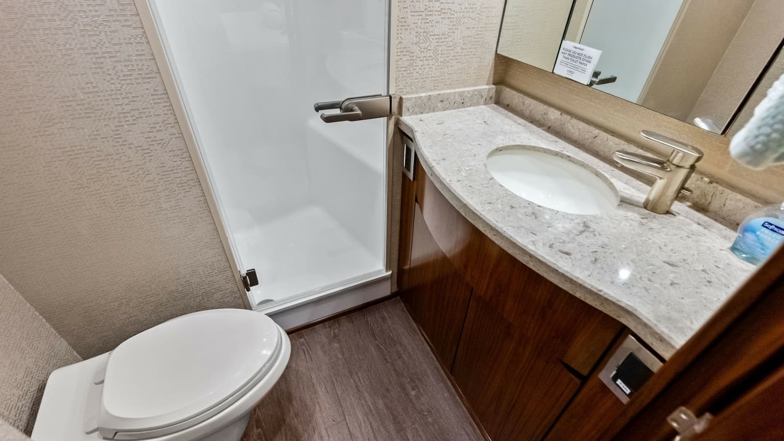 2018 Viking 62 Convertible - Photo 23