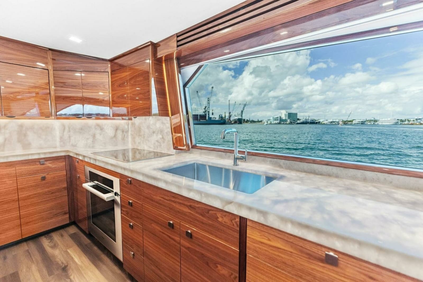 2026 Viking 82 Convertible - Photo 31