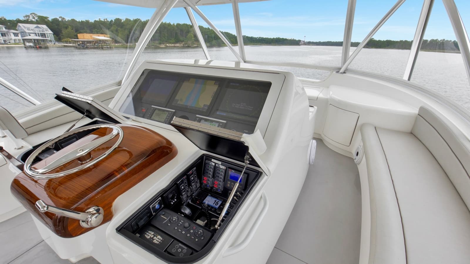 2020 Viking 68 Convertible - Photo 32