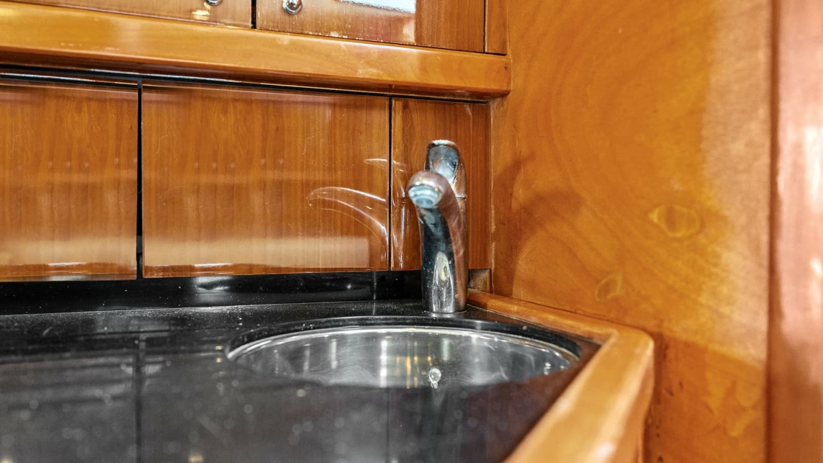 2005 Sunseeker 37 Sport Tower - Photo 18