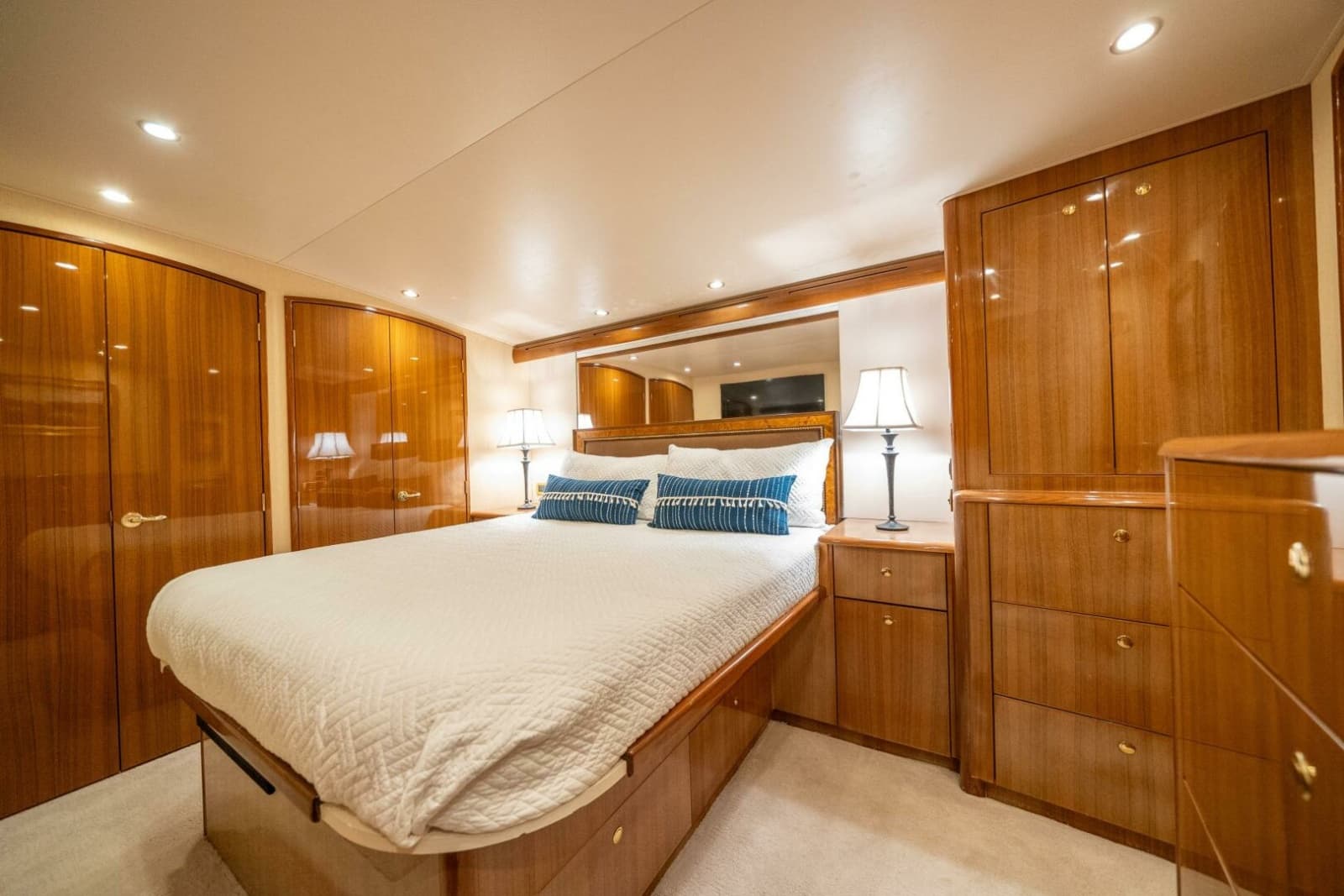 2006 Viking 68 Convertible - Photo 28