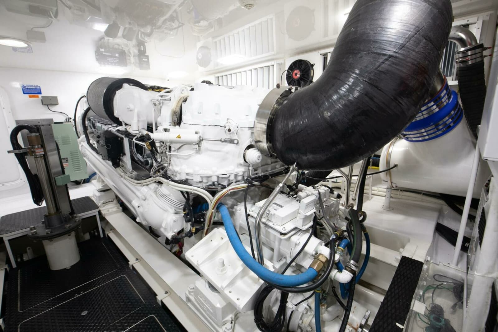 2015 Viking 70 Convertible - Photo 32