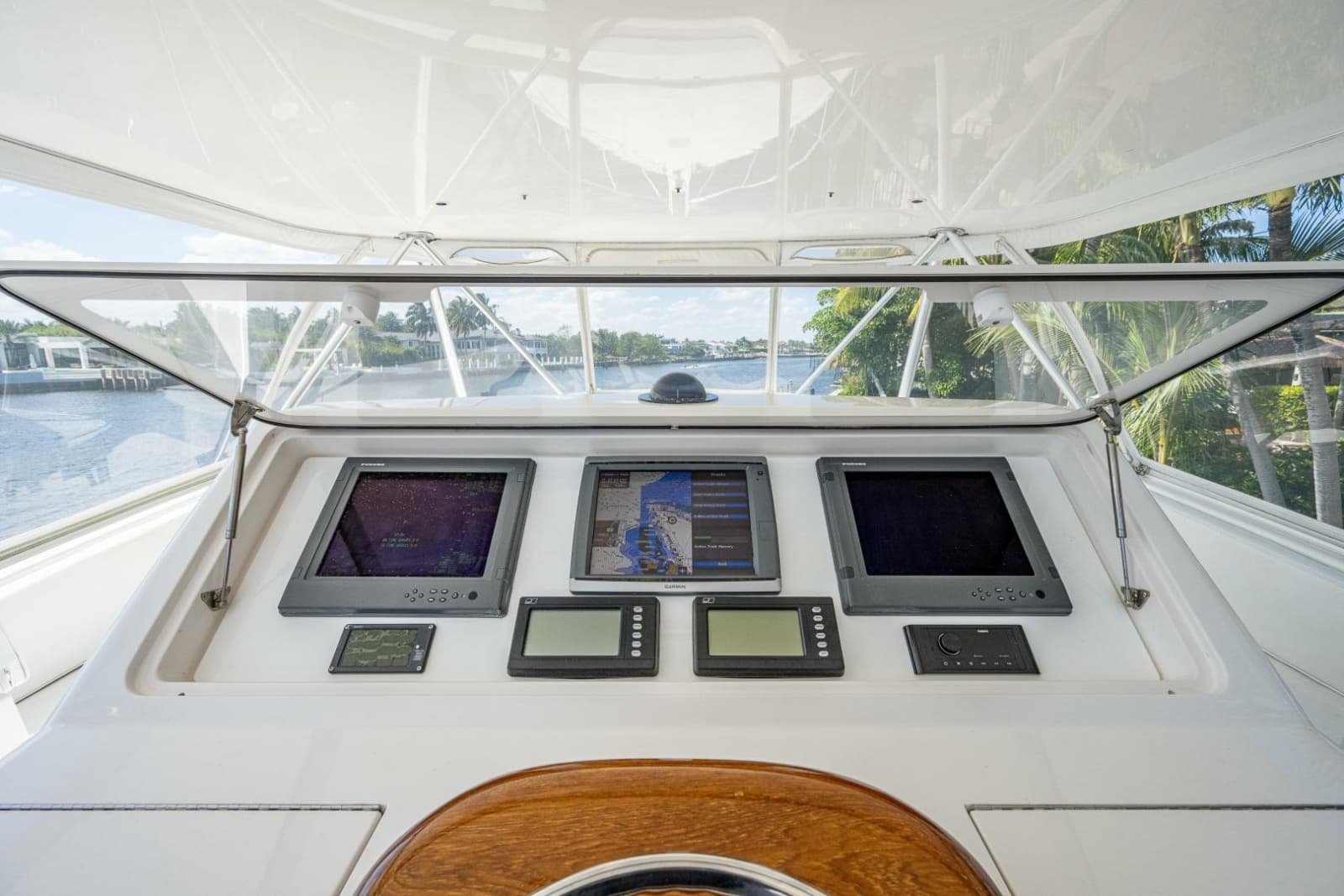 2005 Viking 74 Convertible - Photo 38