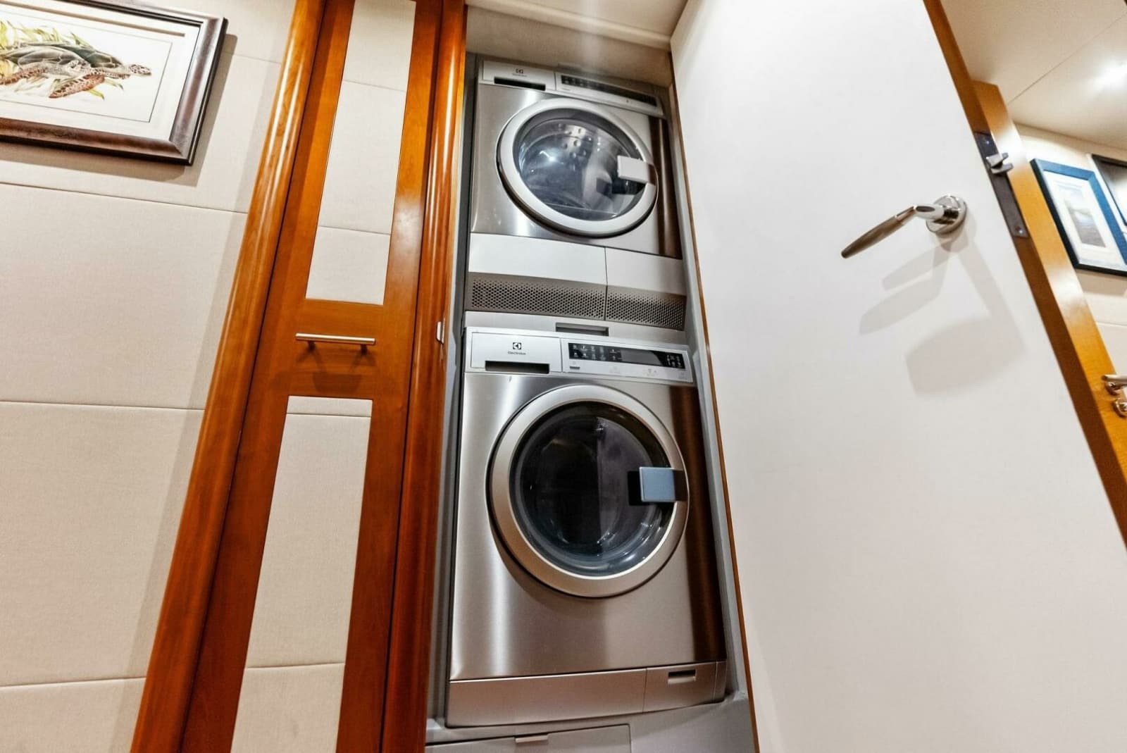 2006 Lazzara Yachts 84 Skylounge - Photo 95