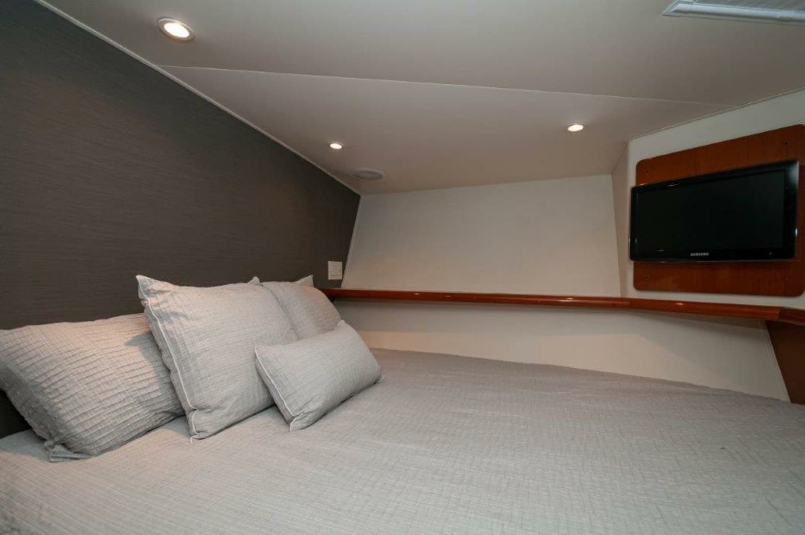 2001 Viking 61 Convertible - Photo 19