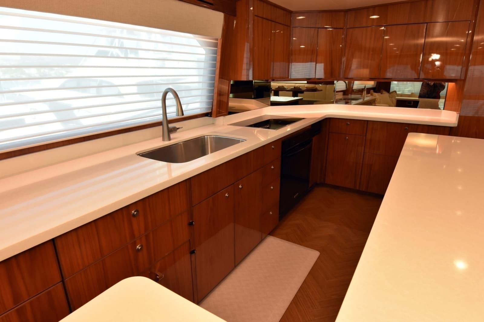 2019 Viking 80 Skybridge - Photo 43