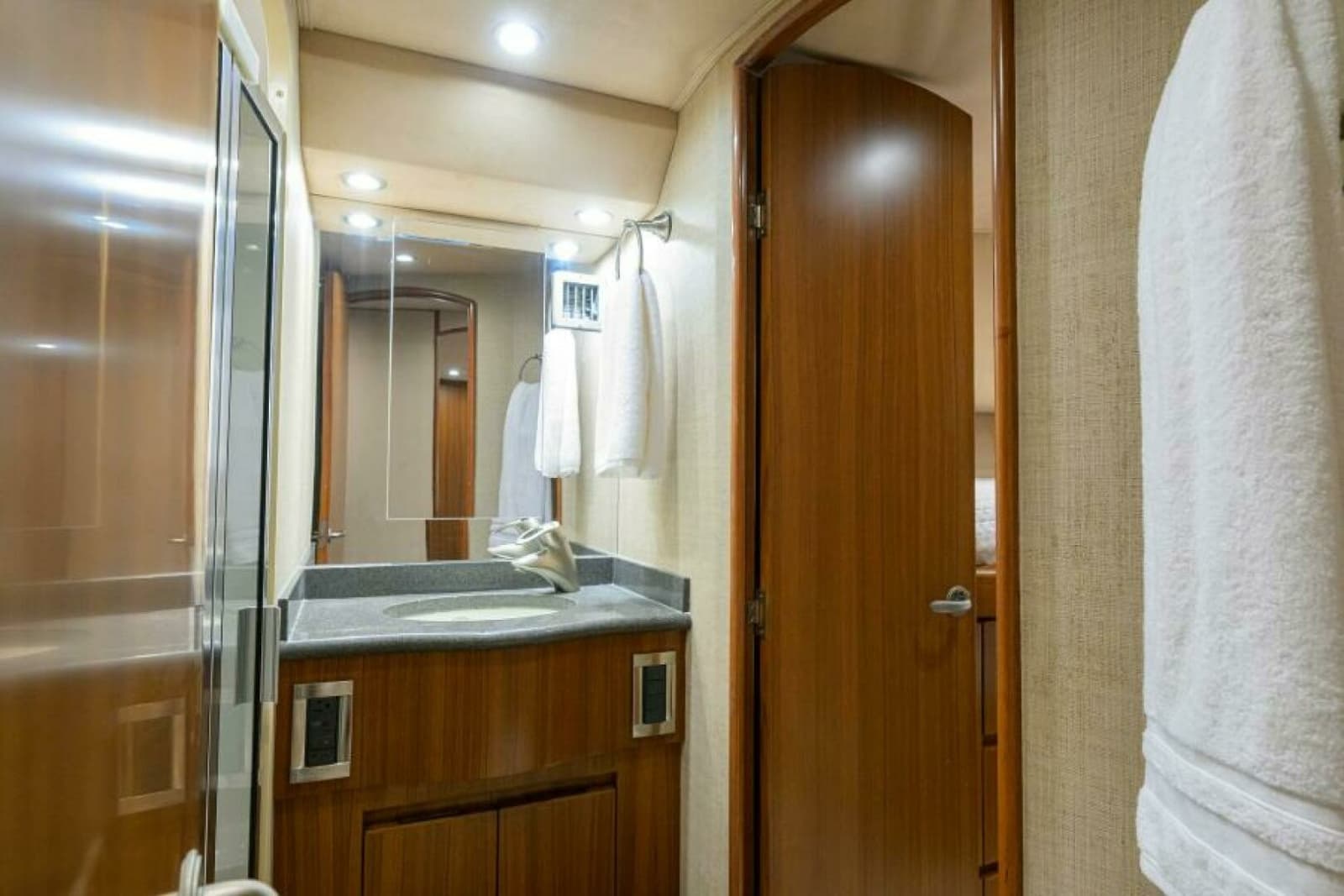 2008 Viking 60 Convertible - Photo 44