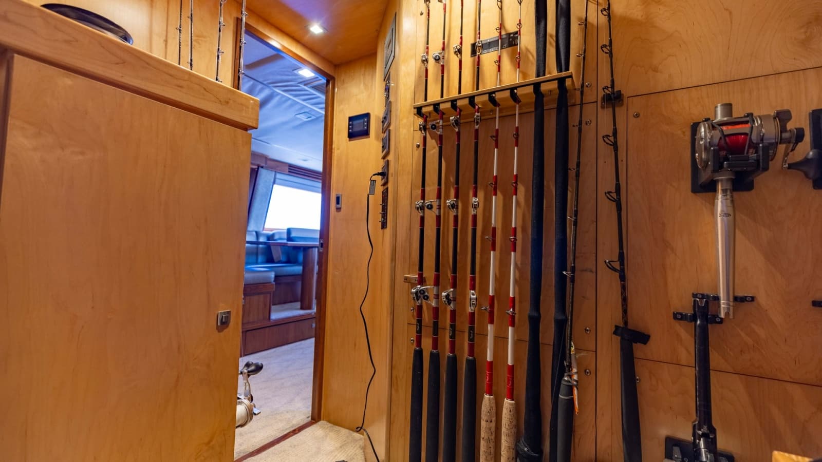 2016 Viking 80 Convertible - Photo 16