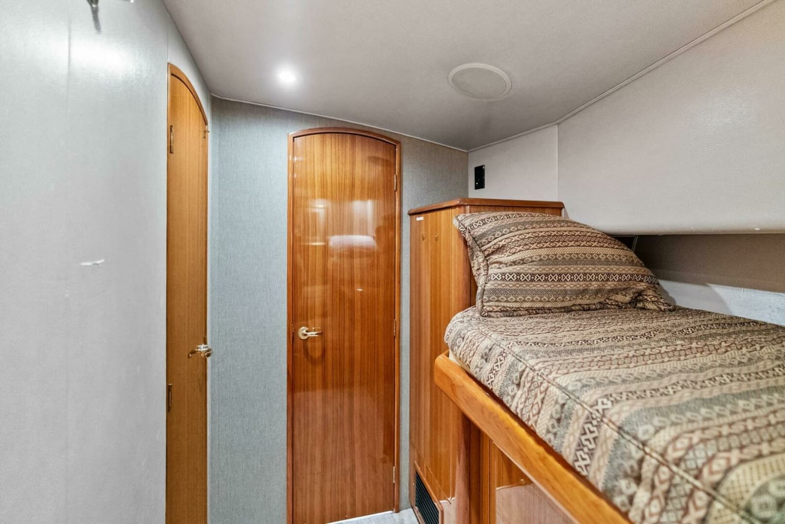 2006 Viking 61 Convertible - Photo 35