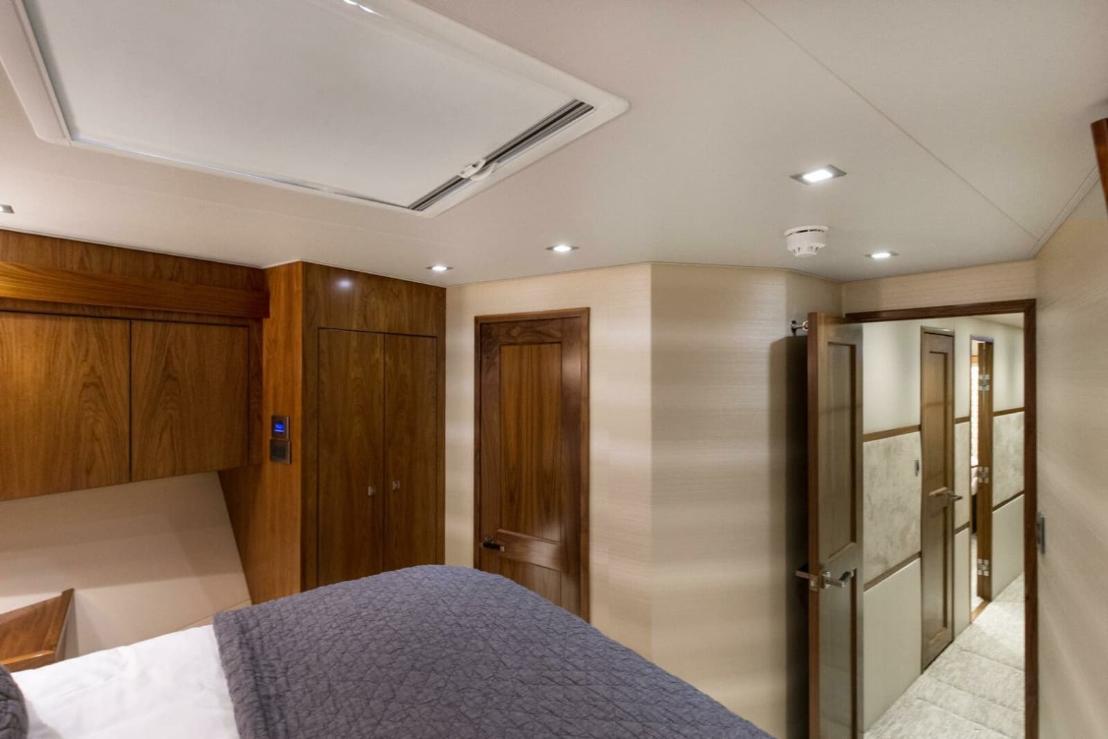2016 Viking 92 Enclosed Bridge - Photo 35