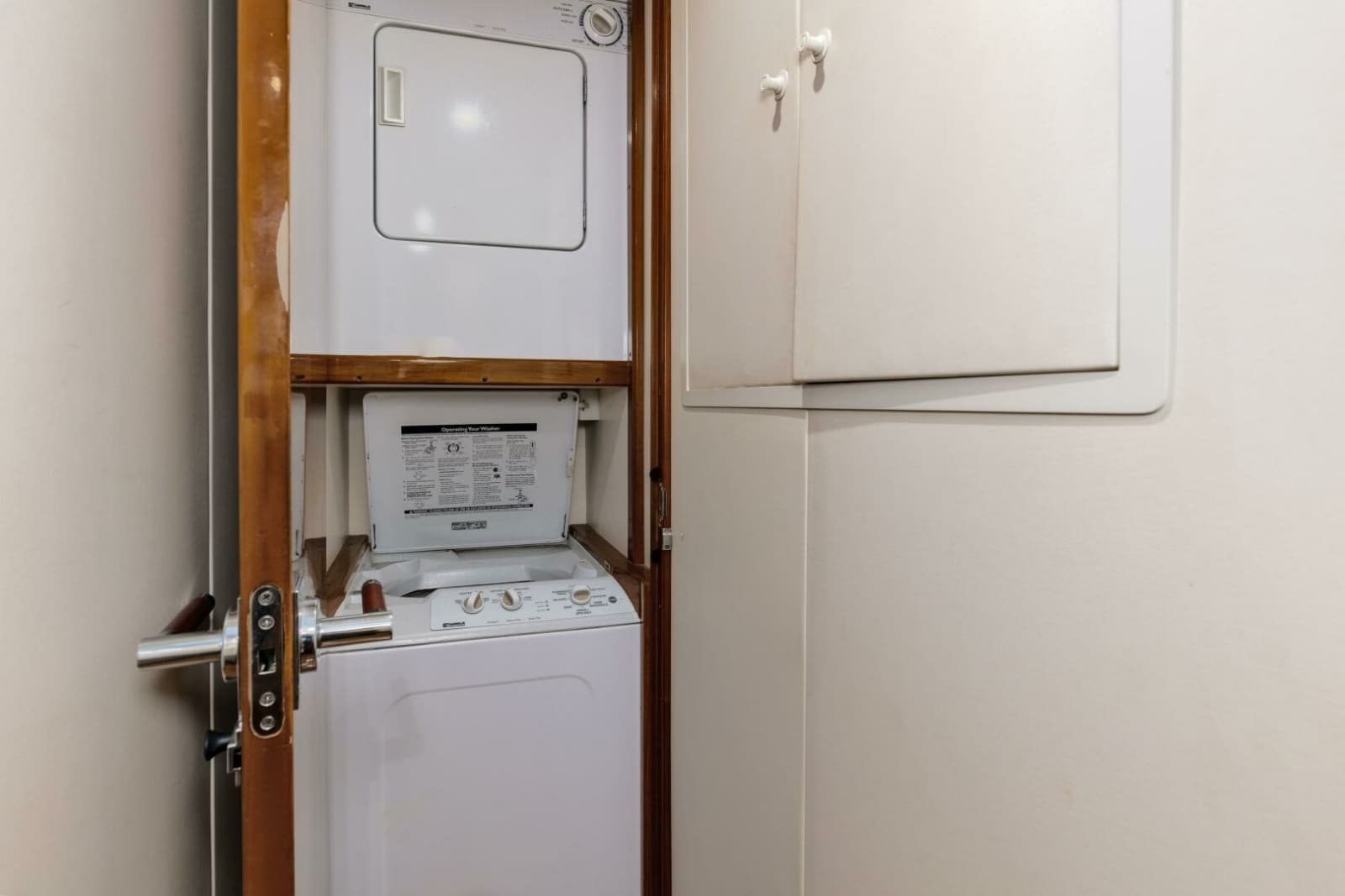 2001 Viking 65 Enclosed Bridge - Photo 31