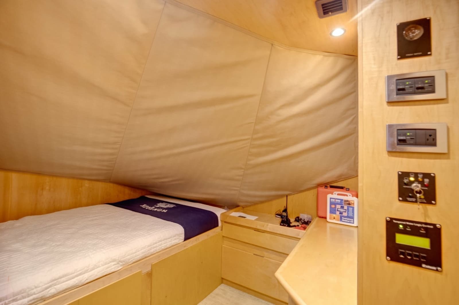 2010 Viking 82 Convertible - Photo 9