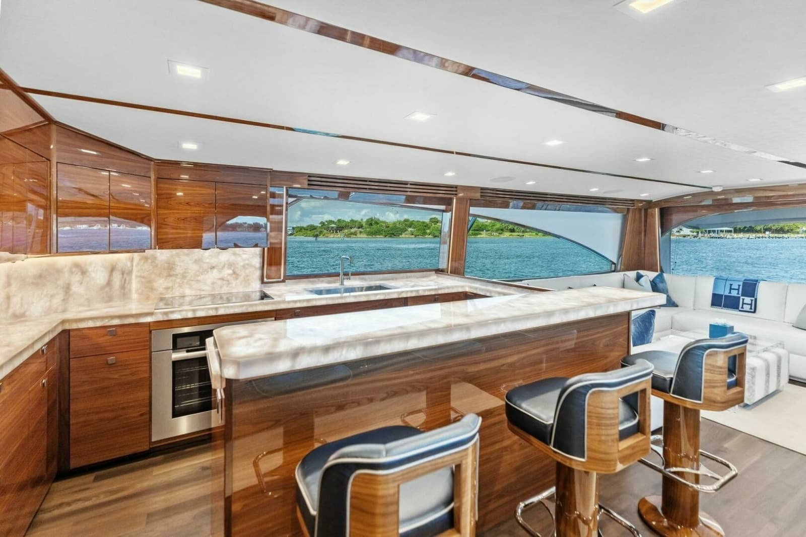 2026 Viking 82 Convertible - Photo 53