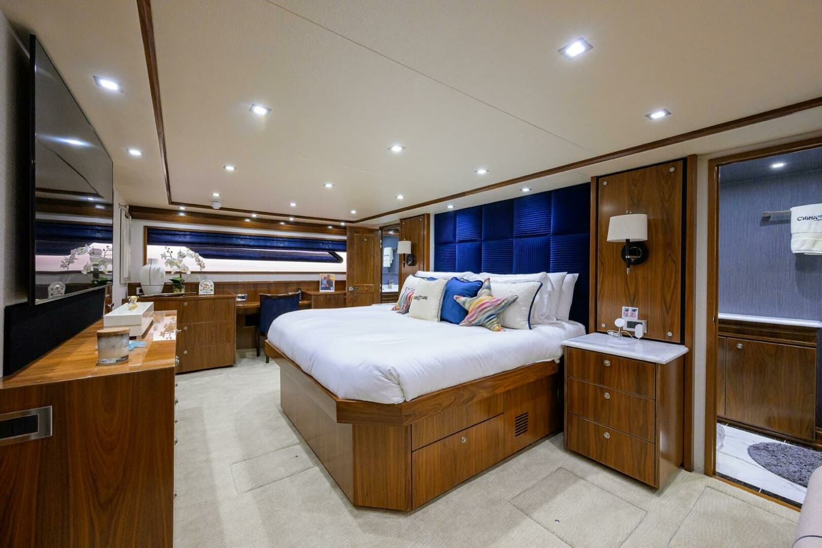 2020 Viking 92 Enclosed Bridge - Photo 10