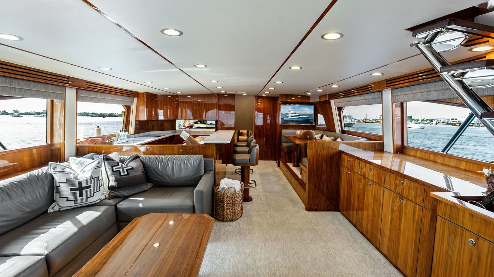 2017 Viking 80 Convertible - Photo 9