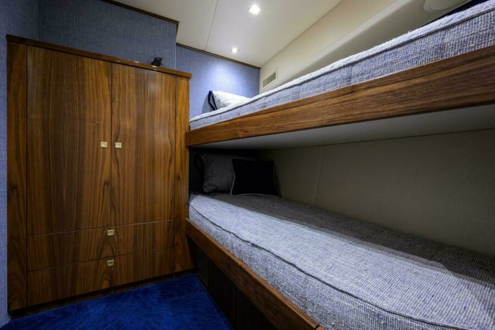 2024 Viking 80 Convertible - Photo 22