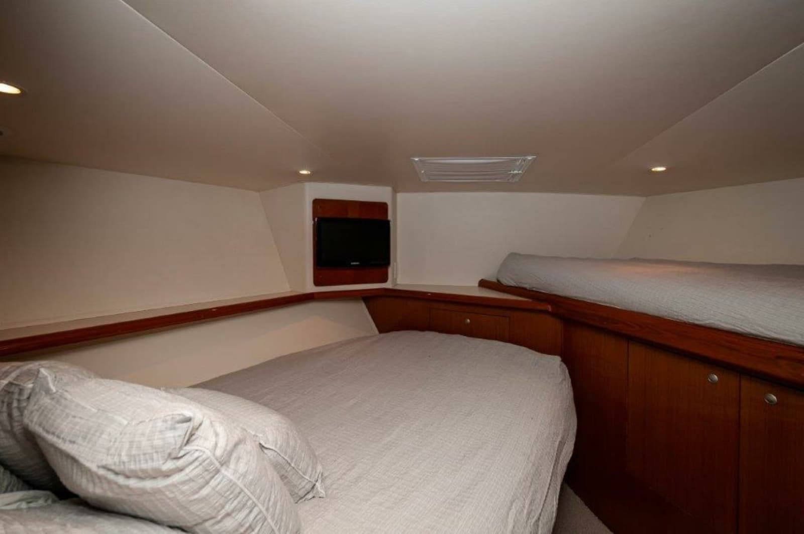 2001 Viking 61 Convertible - Photo 22