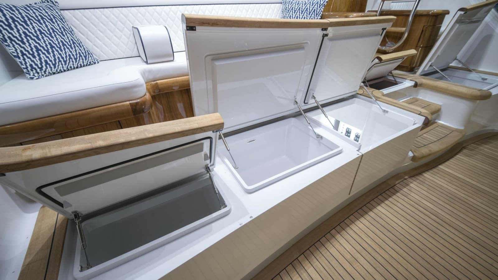 2026 Winter Custom Yachts 75 Open Convertible - Photo 41