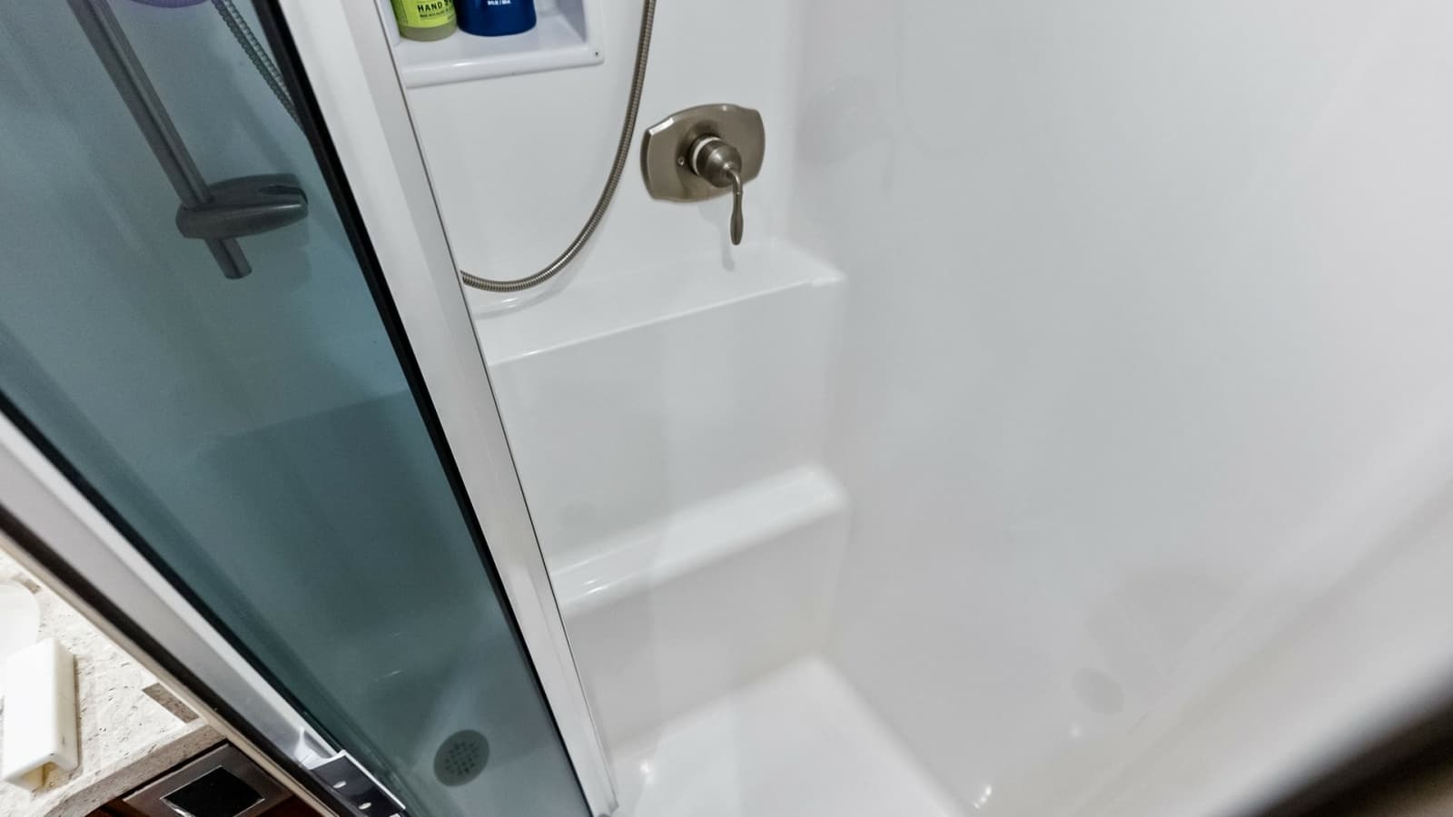 2018 Viking 62 Convertible - Photo 32