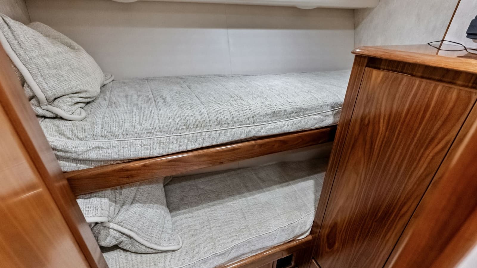 2018 Viking 62 Convertible - Photo 35