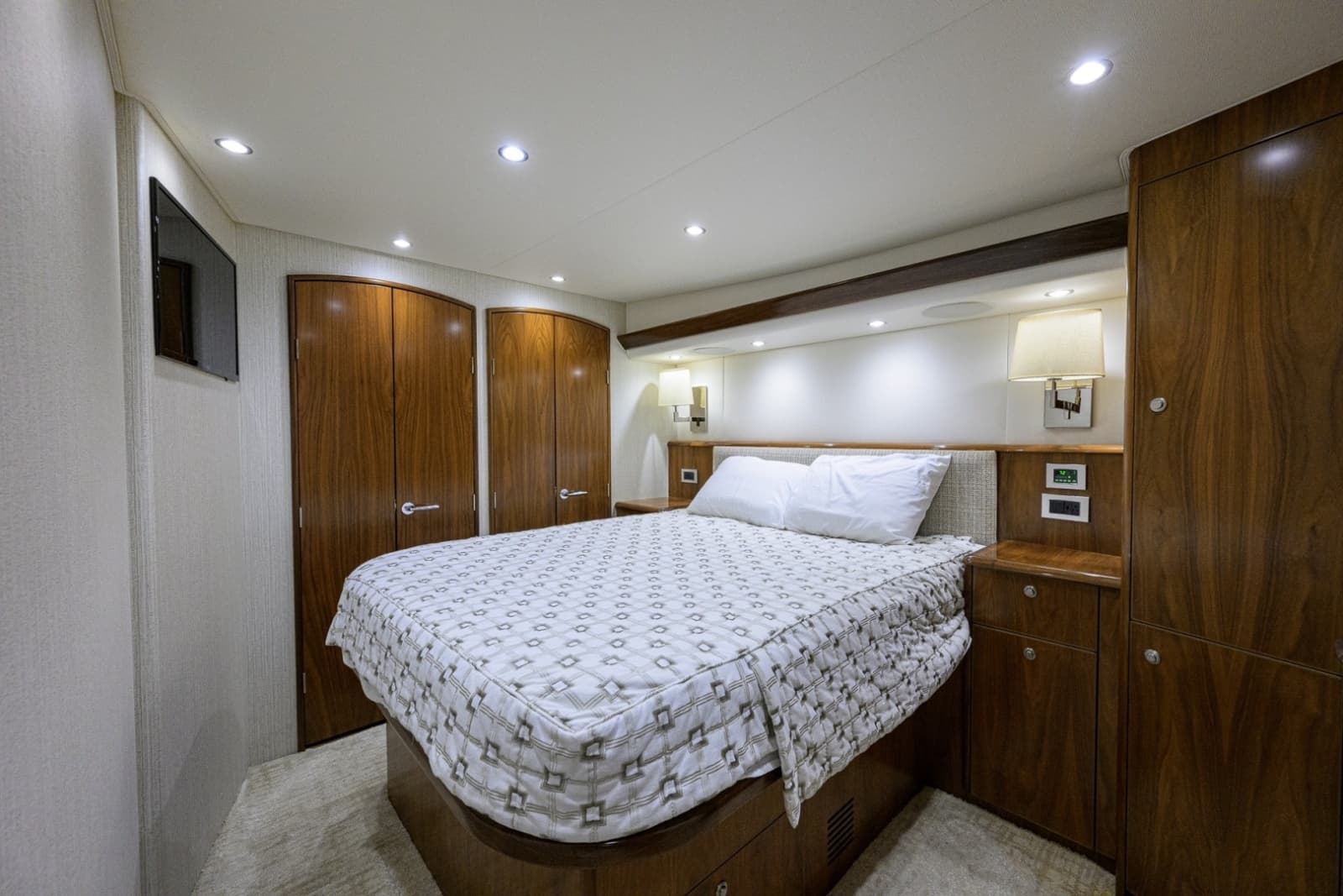 2021 Viking 58 Convertible - Photo 8
