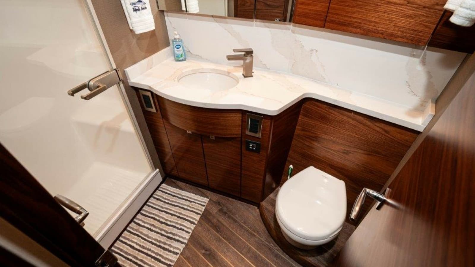 2025 Viking 58 Convertible - Photo 27