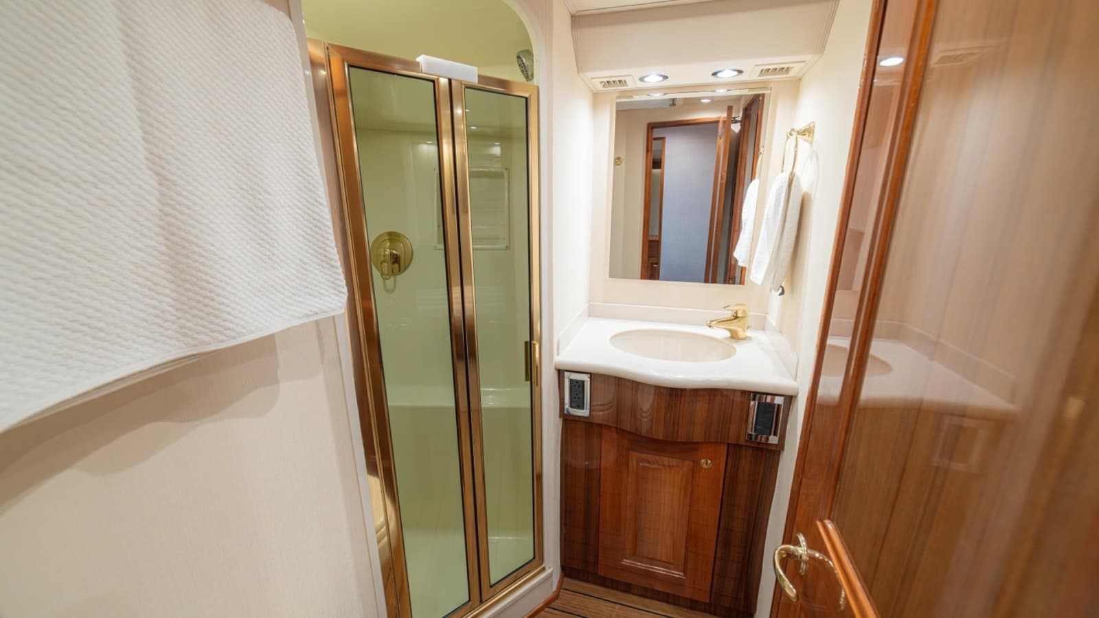 2005 Viking 61 Convertible - Photo 24