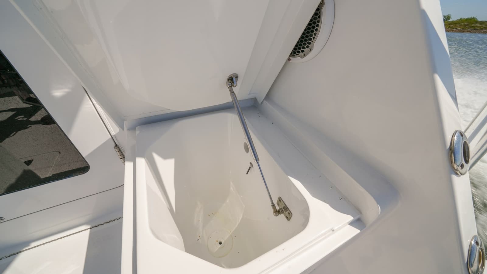 2001 Hatteras 60 Convertible - Photo 24