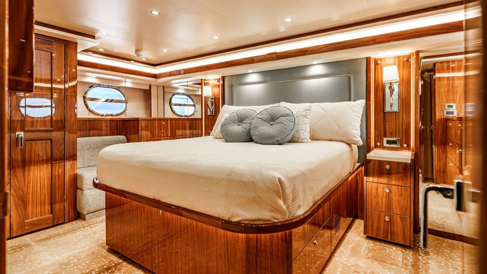 2019 Viking 80 Skybridge - Photo 4