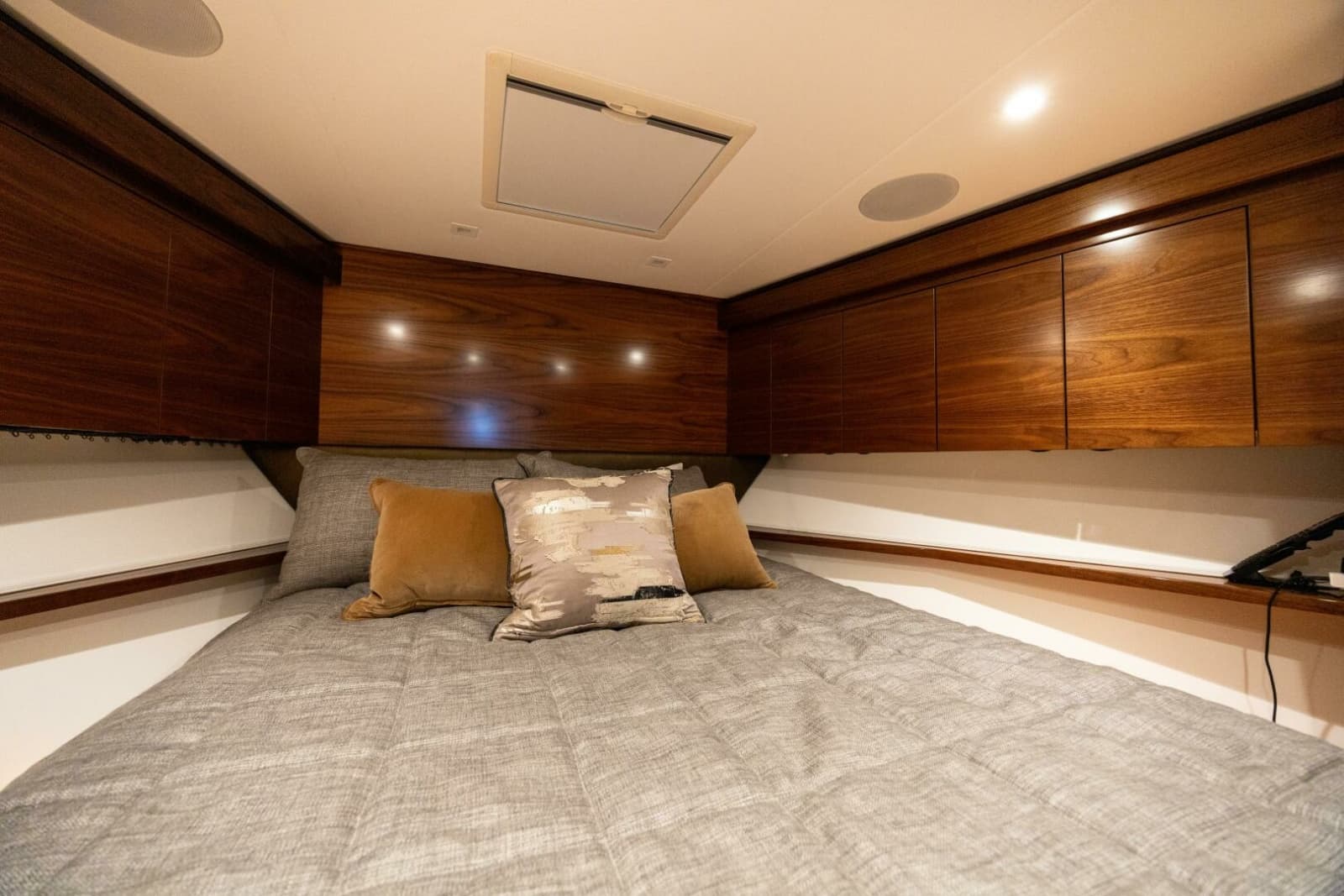 2025 Viking 82 Convertible - Photo 24