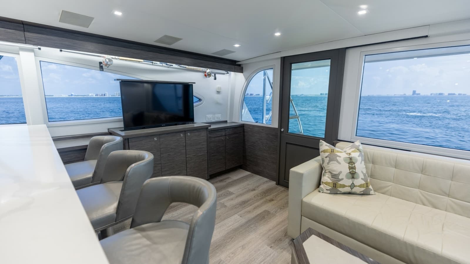 2021 Hatteras 65 GT - Photo 6
