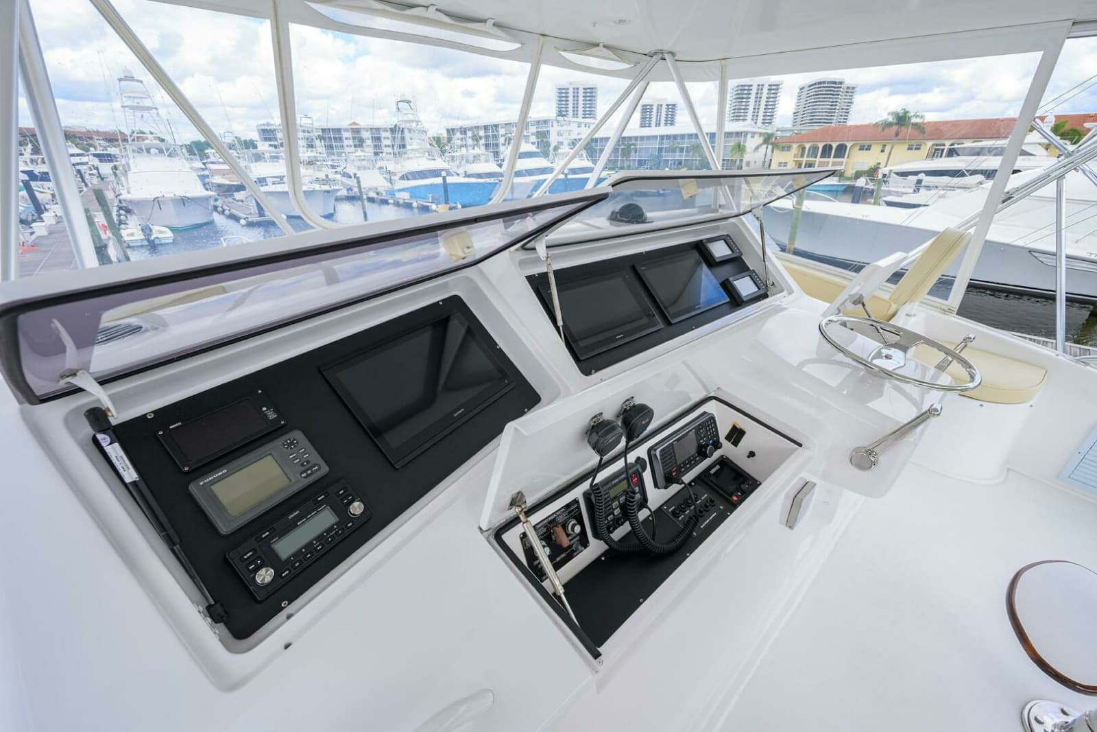 2004 Viking 56 Convertible - Photo 18