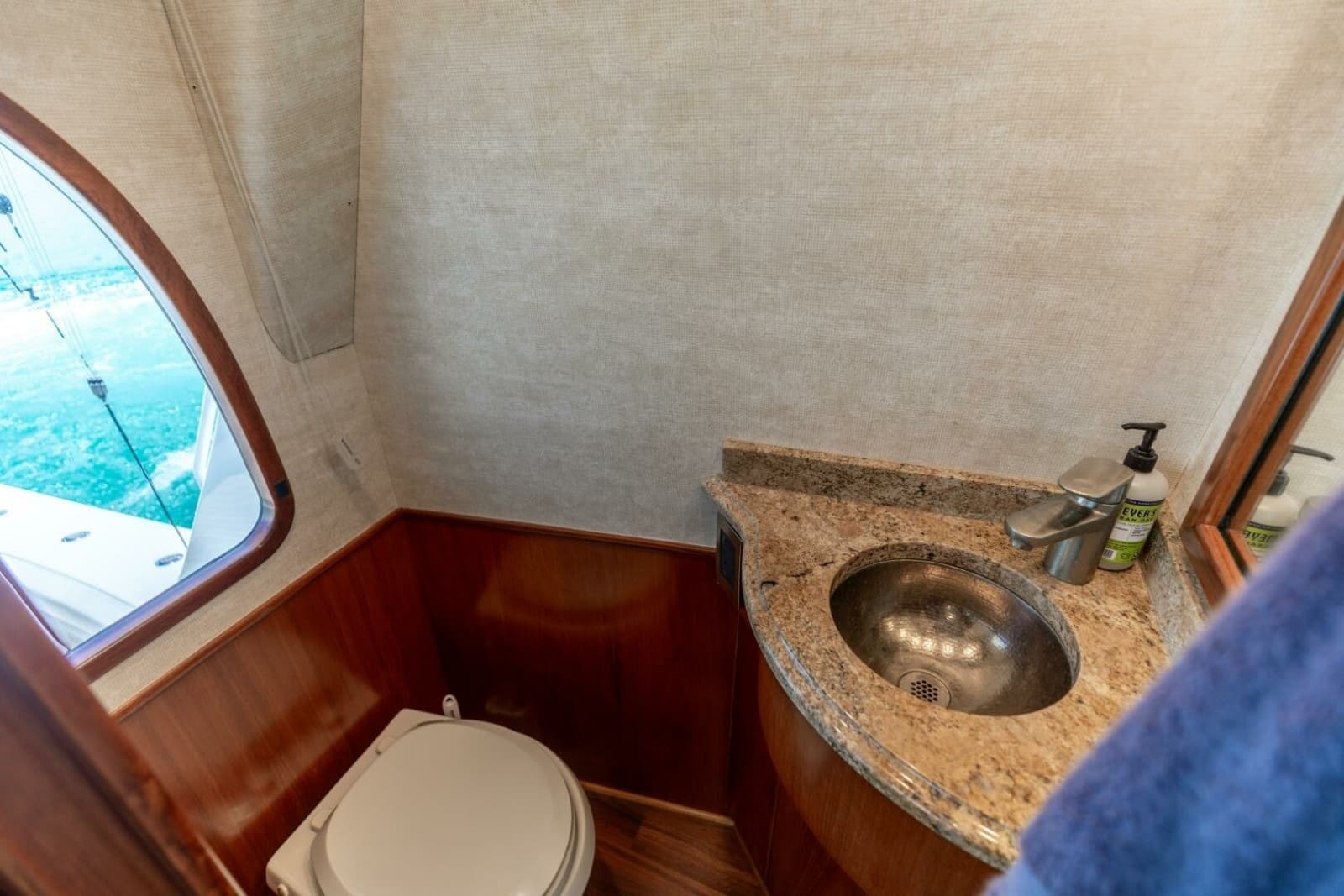 2015 Viking 70 Convertible - Photo 55