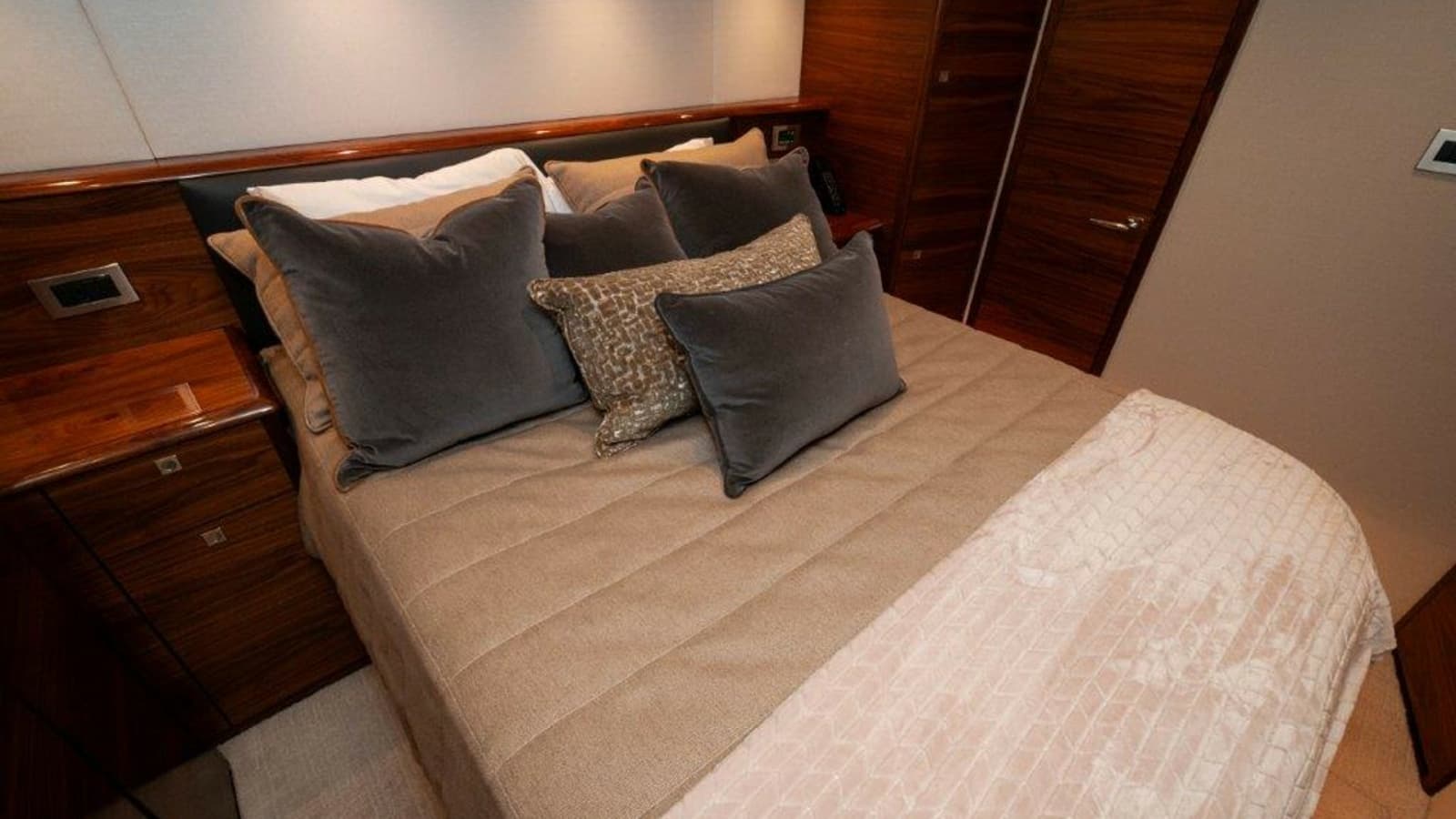 2025 Viking 58 Convertible - Photo 22