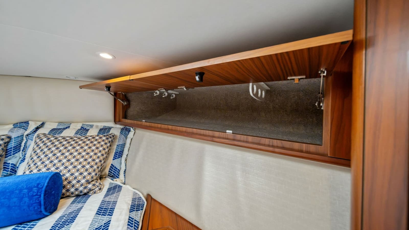 2017 Hatteras GT 45X - Photo 26